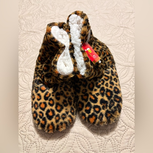 Joe Boxer Shoes - NWT faux fur comfortable sherpa-like lined slippers leopard print, shoe sz 4-10